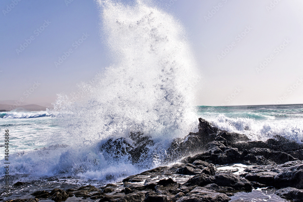 vague se brisant sur les rochers