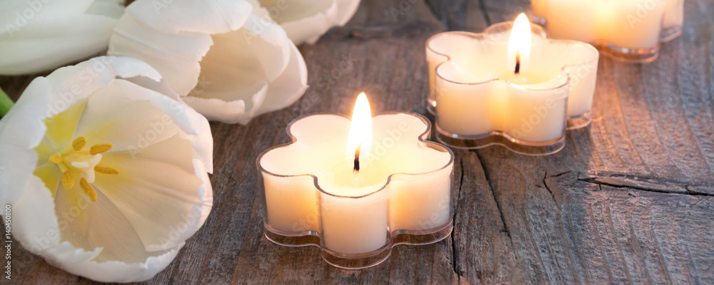 Fototapeta premium Tulpen und Kerzen auf Holz
