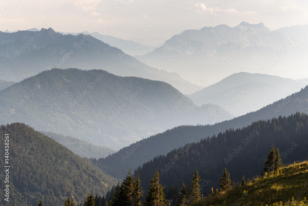 Bewaldete Berge der bayerischen Alpen im Dunst, Brauneck, Bayern