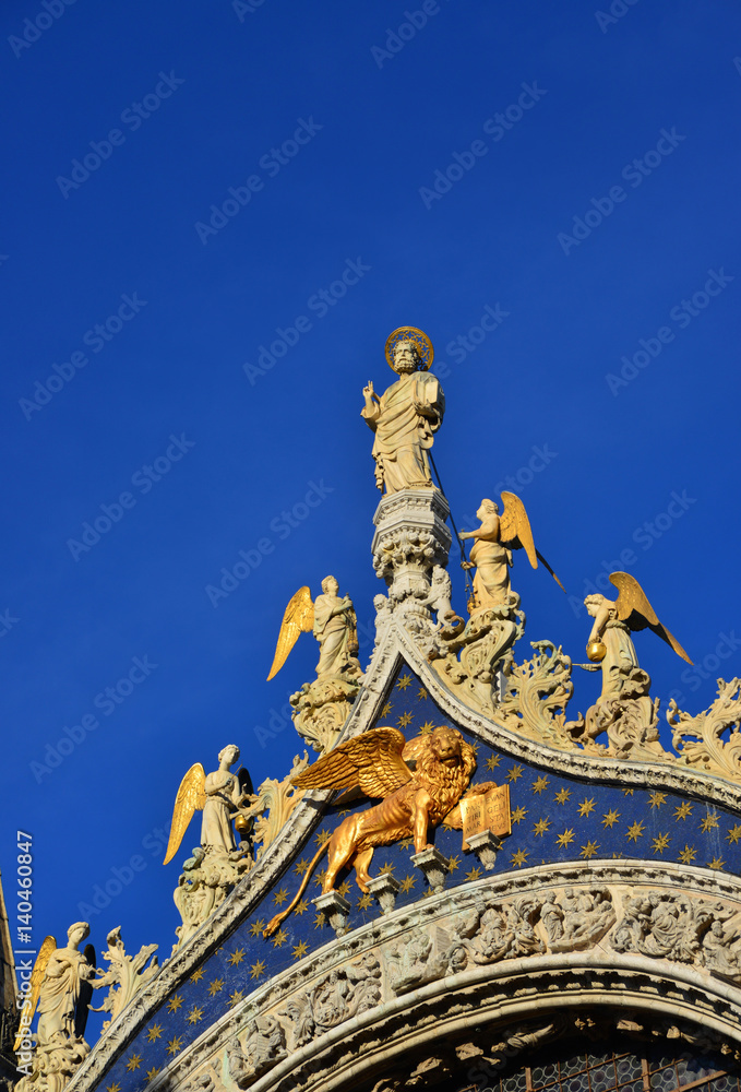 Fototapeta premium Saint Mark Basilica in Venice shines like gold at the sunset (with copy space)
