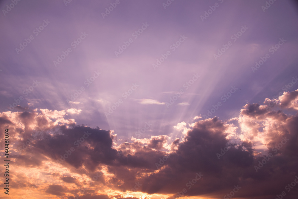 Naklejka premium Słońce świeci i chmury na fioletowym niebie