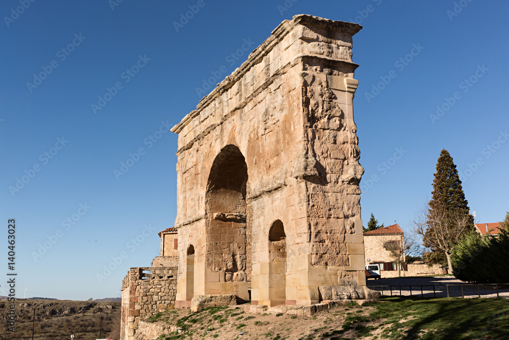 Arco romano en Medinaceli, Soria.