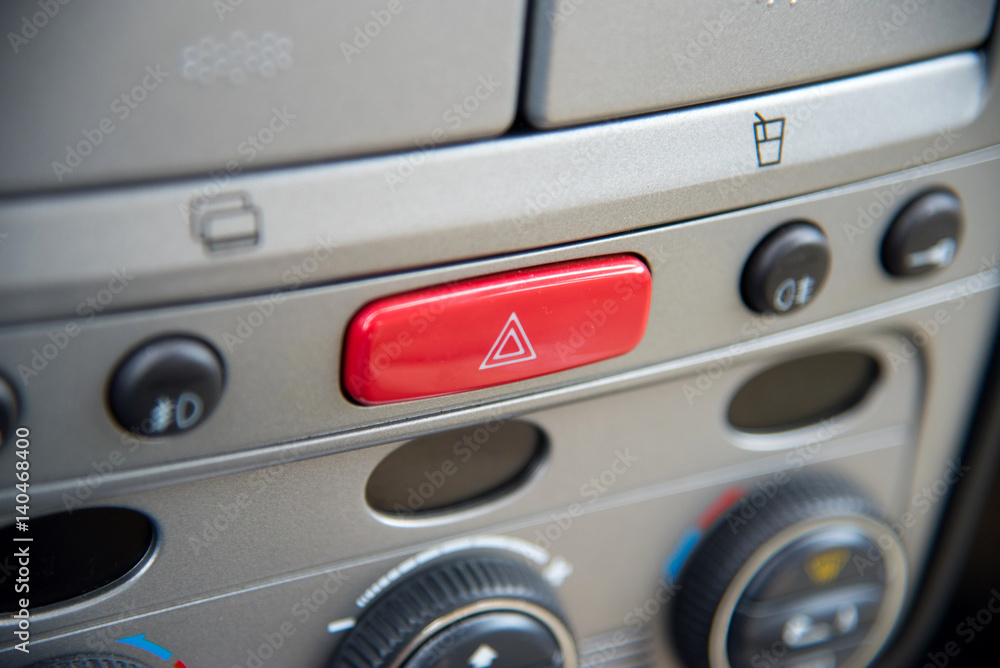Ein Schalter für die Warnblinker im Auto Ein Schalter für die Warnblinker im Auto