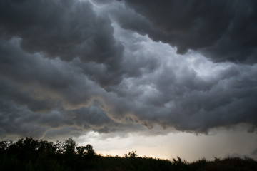 Keuken achterwand Onweer Dreigende stormwolken trekken over land  © romanlv