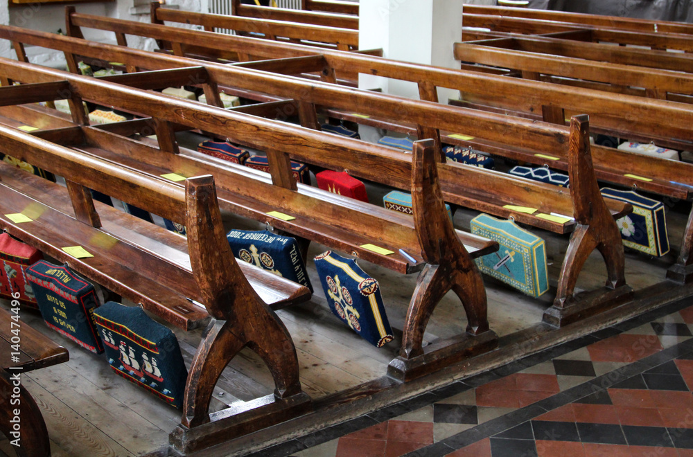 Alte hölzerne Kirchenbänke mit Sitzkissen Alte hölzerne Kirchenbänke mit Sitzkissen