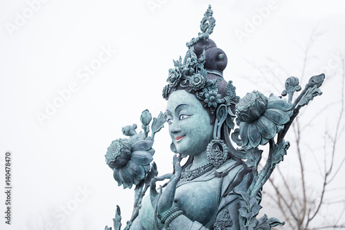 Foto The tara face statue in bronze