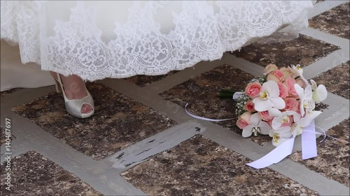 bouquet bride white feet photo