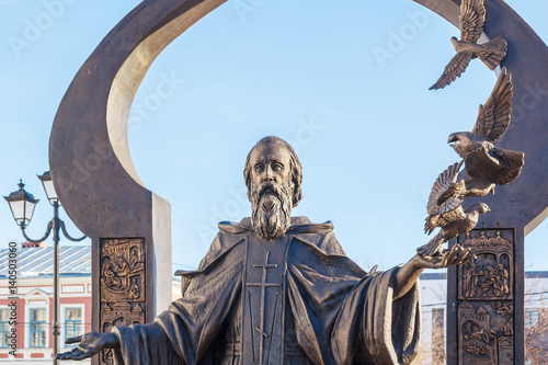 Памятник Сергию Радонежскому с голубями в Нижнем Новгороде
