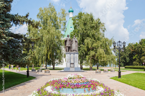 Памятник основателям Нижнего Новгорода князю Георгию и святителю Симону и клумба с цветами в Нижегородском кремле