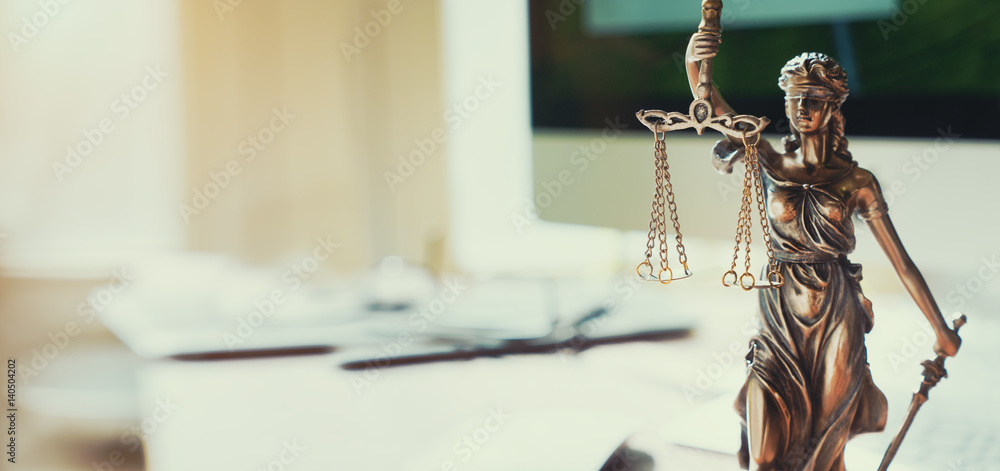 Justitia Figur Statue - Personifikation der Gerechtigkeit