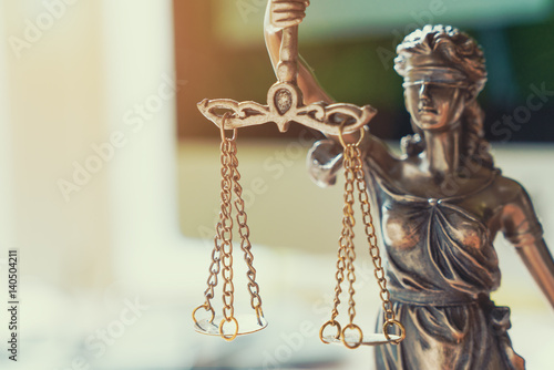 Justitia Figur Statue - Personifikation der Gerechtigkeit 