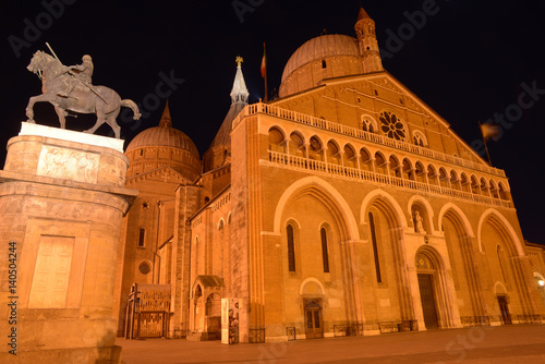  Basilique Saint-Antoine de Padoue de nuit  photo