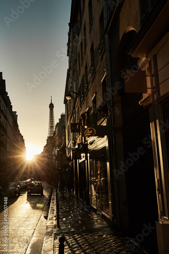 Tour Eiffel al tramonto nelle strade di parigi photo