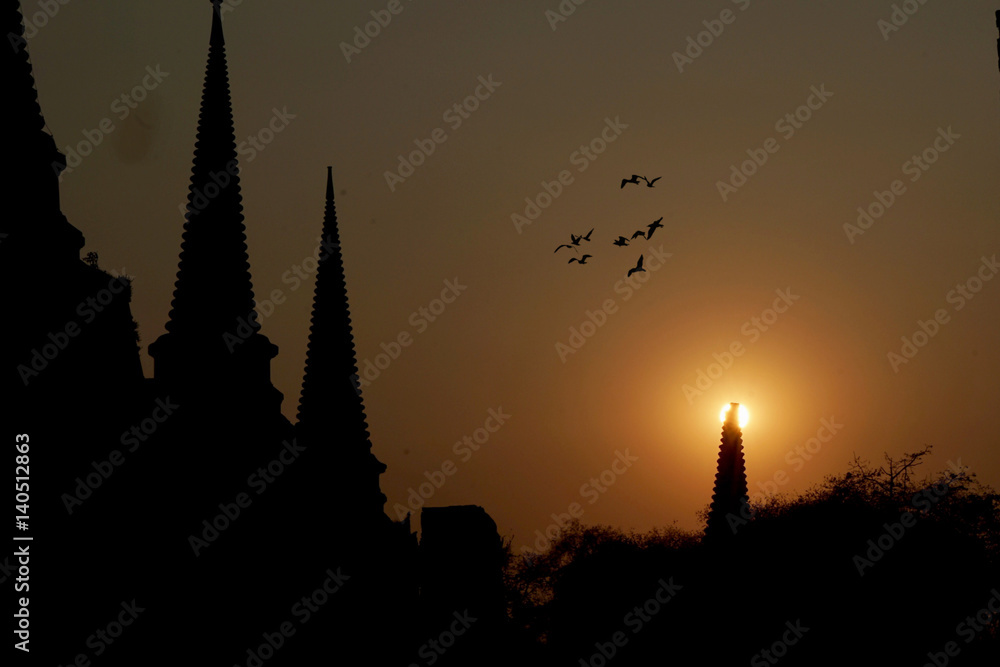 Obraz premium Obraz sylwetki starej pagody to bardzo przyjemny obraz.
