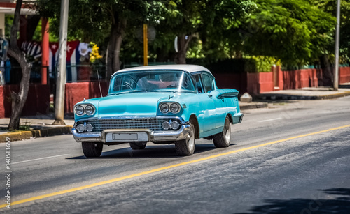 HDR - Blauer Ford Fairlane Oldtimer auf der Stra  e in Varadero Kuba - Serie Kuba Reportage