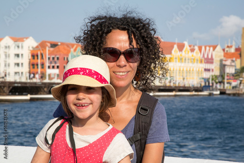 Mutter mit Tochter mit Skyline von Willemstad im Hintergrund (Curacao)