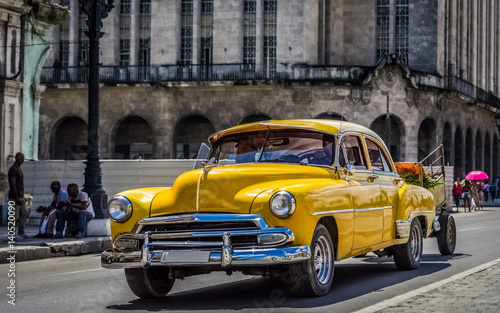 HDR - Amerikanischer gelber Chevrolet Oldtimer fährt auf der Hauptstraße durch Havanna Kuba - Serie Kuba Reportage