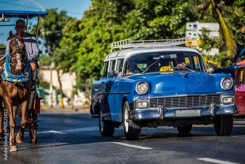 Blau weißer Oldtimer mit einer Pferdekutsche in Varadero Kuba - Serie Kuba Reportage