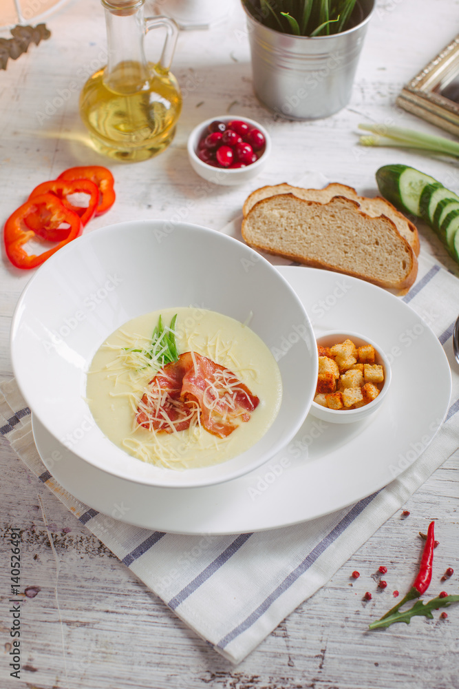 Cream soup with parmesan and bacon and crackers Cream soup with parmesan and bacon and crackers