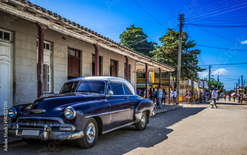 Fototapeta Naklejka Na Ścianę i Meble -  Schwarzer Oldtimer mit weißem Dach parkt in Matanzas Kuba - Serie Kuba Reportage
