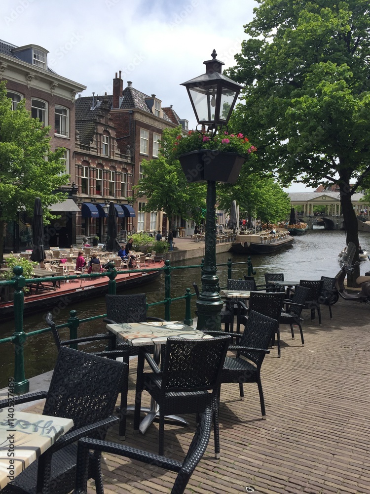 Open-air view over the canals. Eat your lunch here.