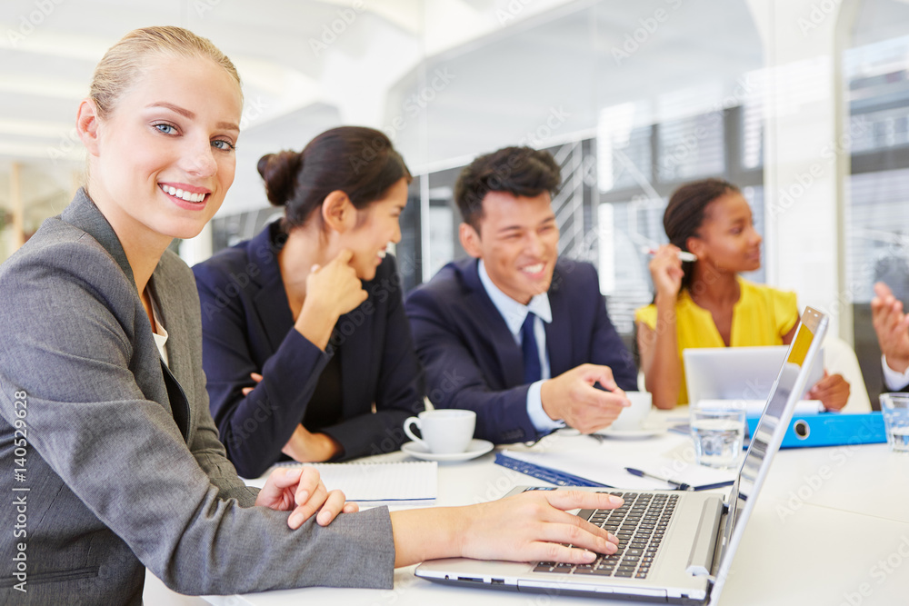 Frau arbeitet am Laptop Computer