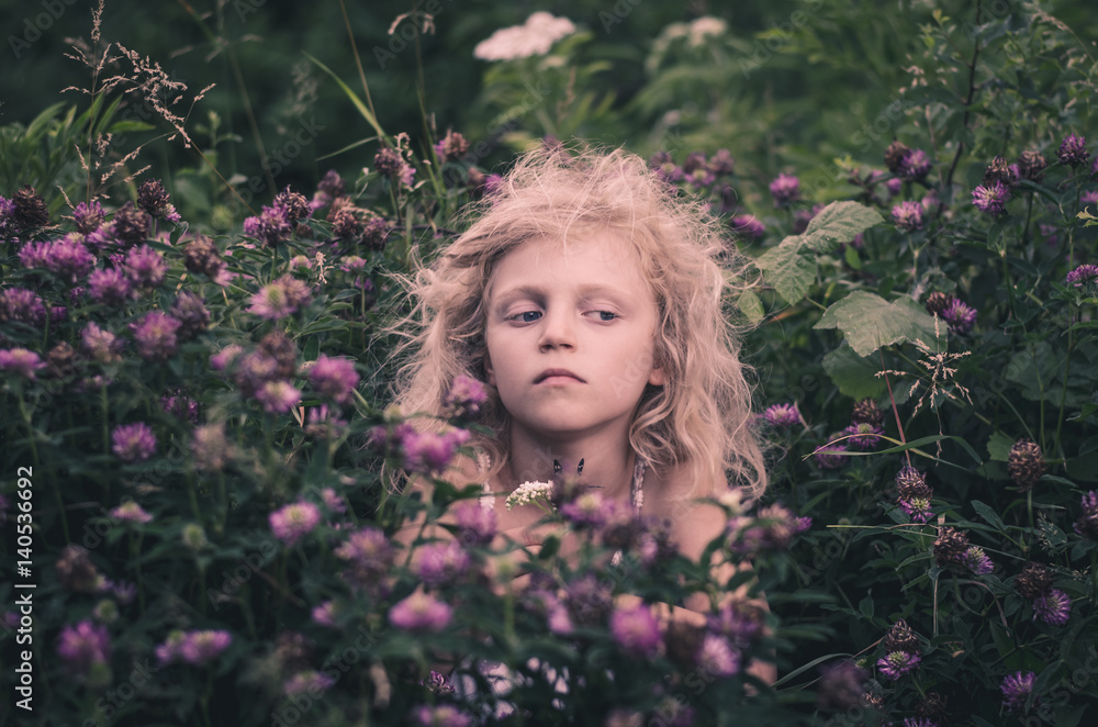 Naklejka premium child and flowers