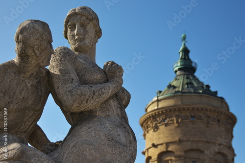Steinfiguren am Wasserturm in Mannheim