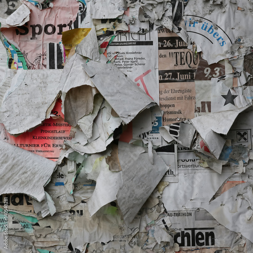 Alte, verwitterte Plakatwand