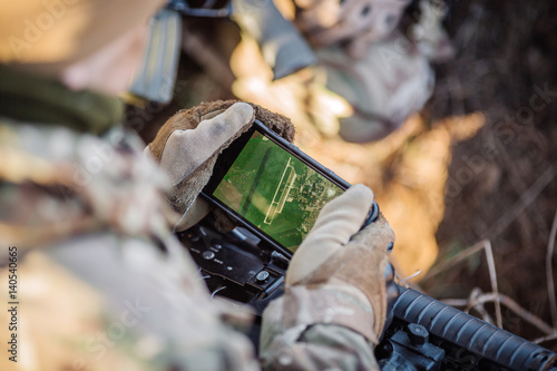 Valokuva soldiers holding gps in hand and determines the location of coordinates