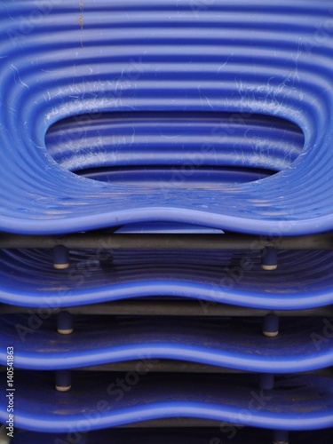 Sitzfläche gestapelter Stühle in Blau
