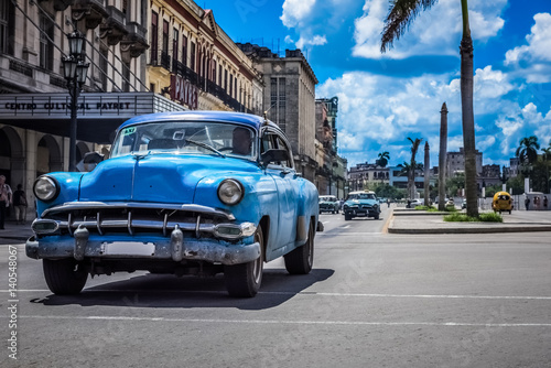 HDR - Blauer Chevrolet Oldtimer f  hrt auf der Hauptstra  e in Havanna Kuba vor dem Capitolio - Serie Kuba 2016 Reportage