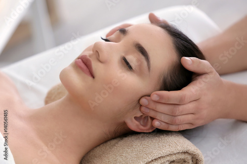 Piękna młoda kobieta odbiera masaż w salonie spa