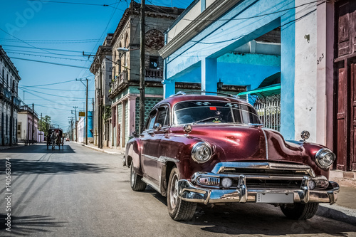 HDR -  Roter amerikanischer Oldtimer parkt auf der Straße im Vorort von Havanna Kuba - Serie Kuba Reportage