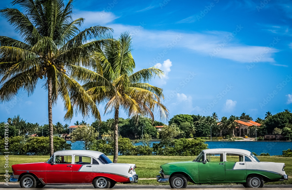 HDR - Amerikanische Oldtimer mit weissen Dach parken in der Nähe vom Strand unter Palmen in Varadero Kuba - Serie Kuba Reportage