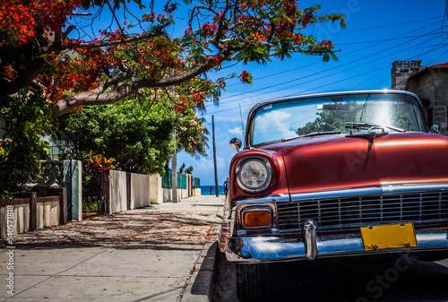 HDR - Vorderansicht eines roten Cabriolet Oldtimers in der Seitengasse in Varadero Kuba - Serie Kuba Reportage