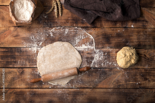 Ταπετσαρία Roll out dough with rolling pin and flour