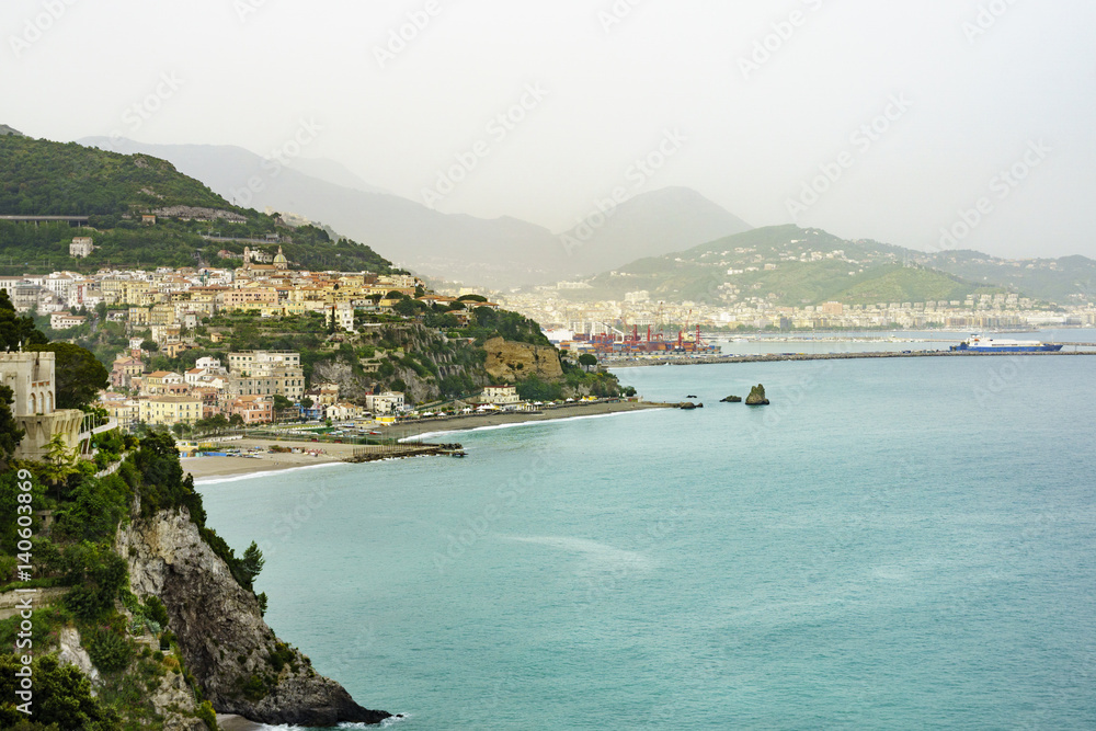 Blick von der Amalfatina auf Vietri sul Mare und Salerno