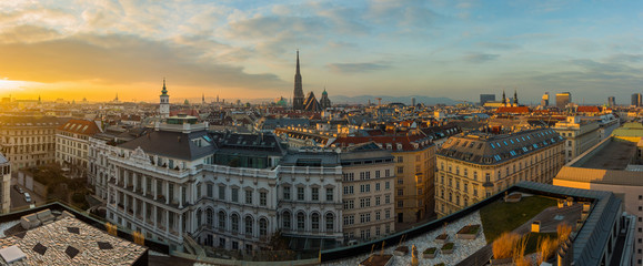Plexiglas schilderij Wenen Panorama Wenen bij zonsondergang  © bradleyvdw