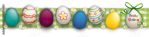 Frohe Ostern Banner mit bunten Ostereiern liegend auf einer Picknickdecke
