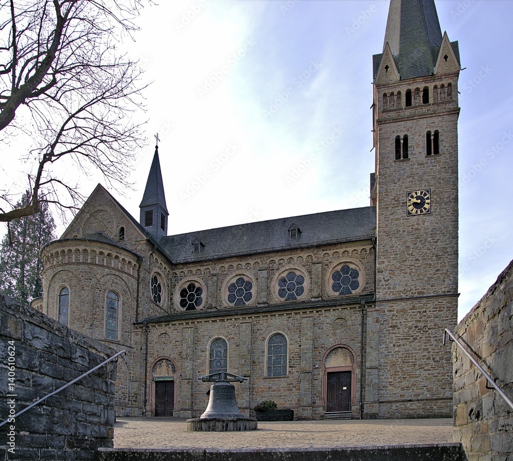 Die Helenenglocke vor dem Siegtaldom St.Laurentius in Dattenfeld