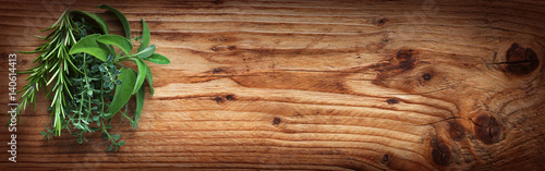 Fototapeta Świeże przyprawy zioła na rustykalnym drewna