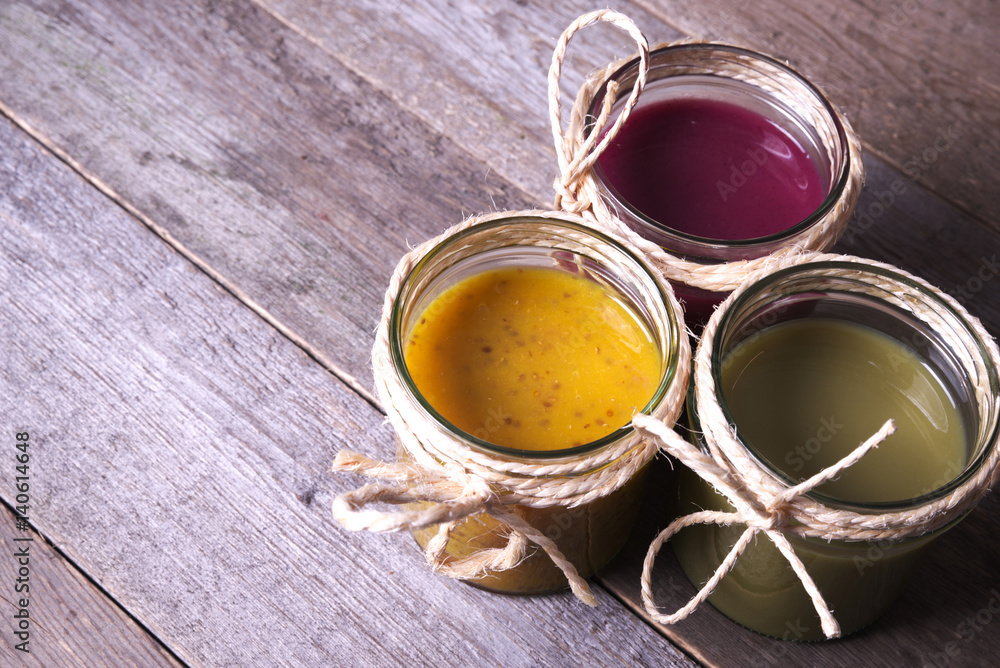 Smoothies aus unterschiedlichen Früchten Smoothies aus unterschiedlichen Früchten