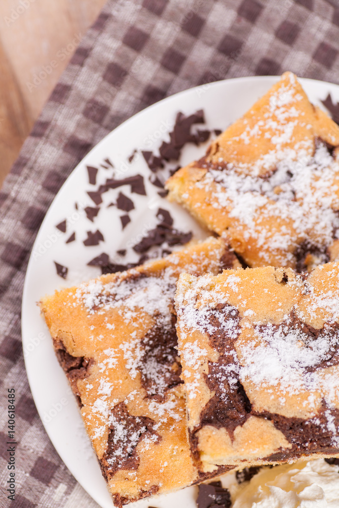 Schokoladenkuchen mit Puderzucker Schokoladenkuchen mit Puderzucker