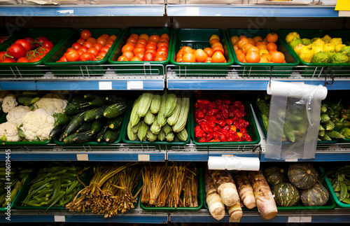 Foto Various vegetables on shelves in grocery store