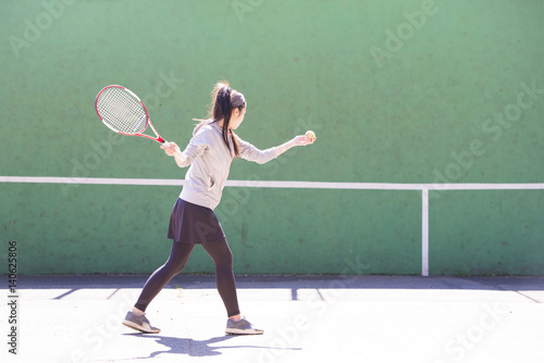 テニスの練習をする女性 © hakase420