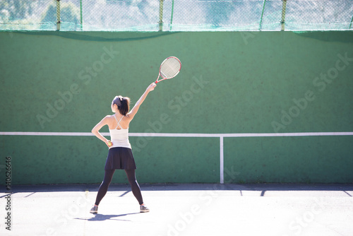 テニスの練習をする女性 © hakase420