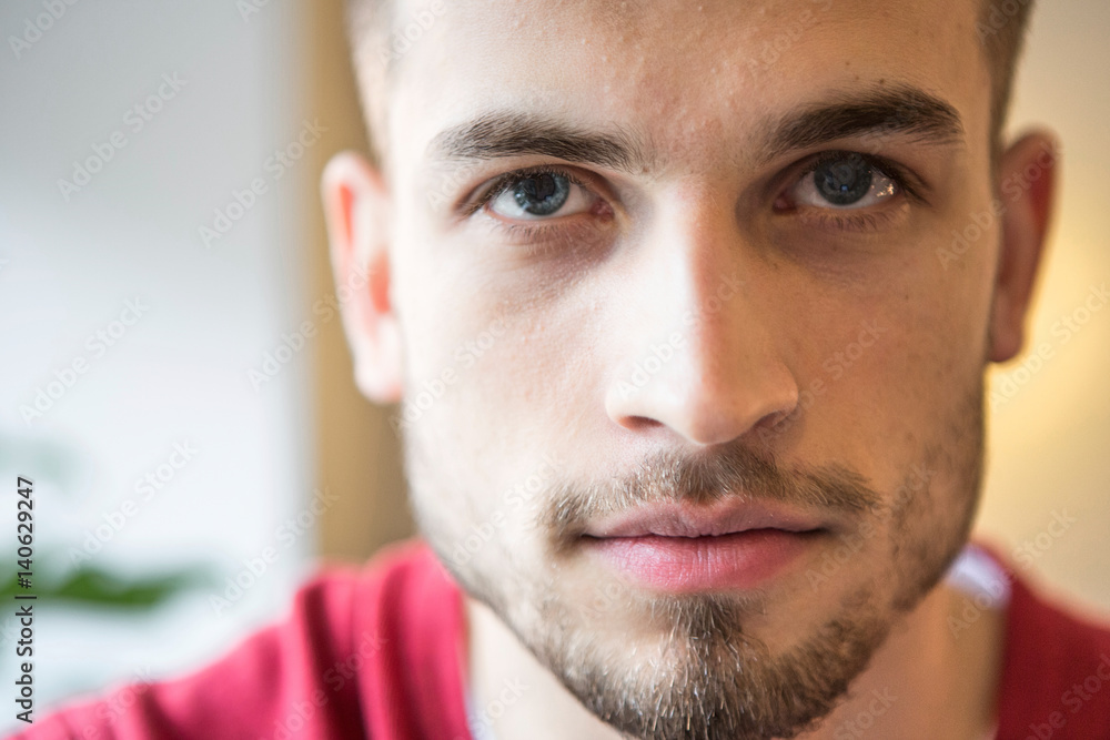 Obraz premium Close-up portrait of confident man in cafe