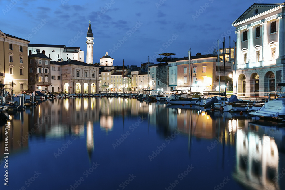 Naklejka premium Piran at night