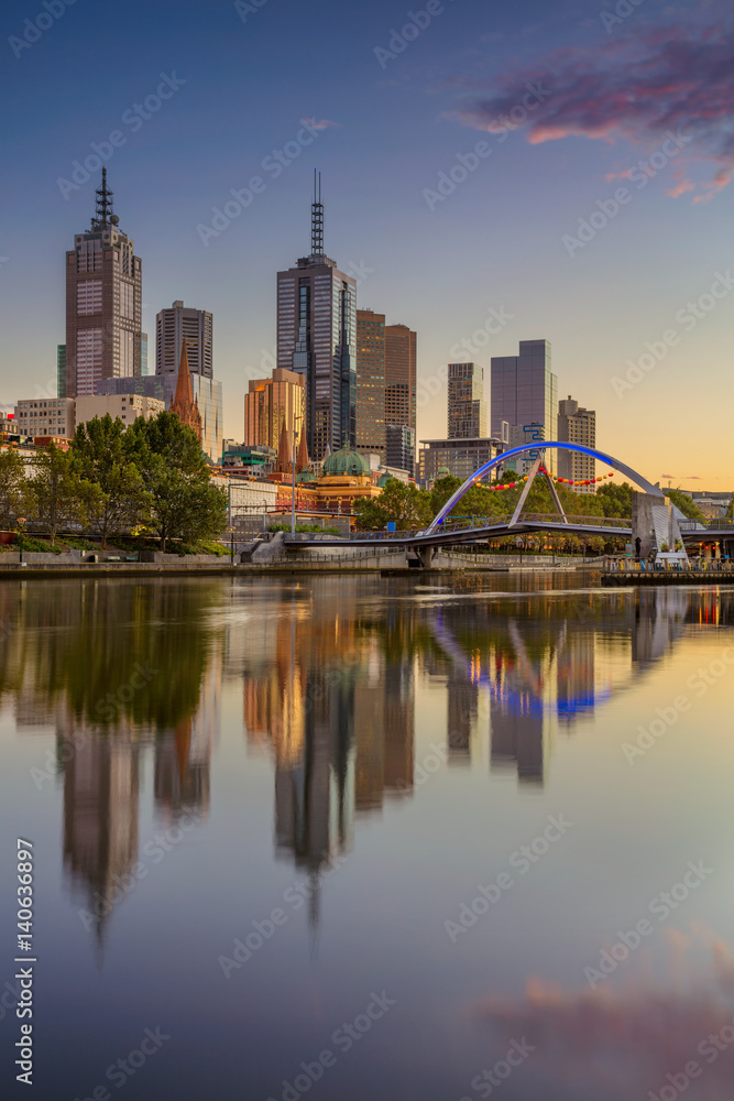 Naklejka premium Miasto Melbourne. Pejzaż miejski z Melbourne, Australia podczas letniego wschodu słońca.